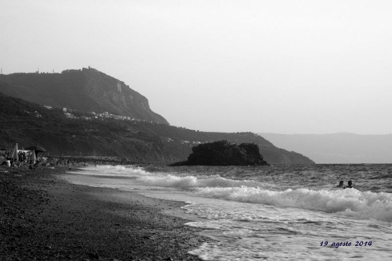 riva del mare in bianco e nero.jpg